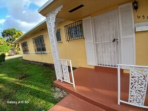 650 NE 150th St in Miami, FL - Foto de edificio - Building Photo