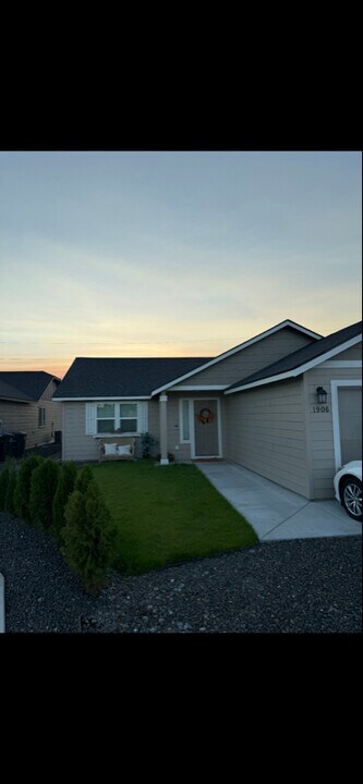 1906 Hickory Rd in Moses Lake, WA - Building Photo
