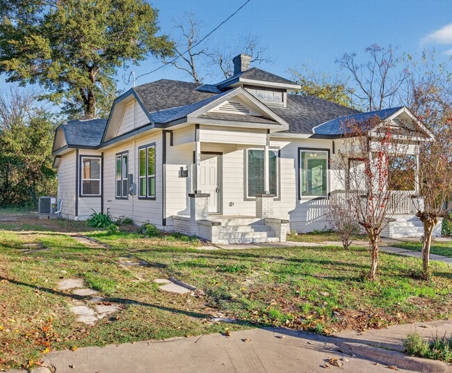 304 W Vulcan St in Brenham, TX - Building Photo - Building Photo