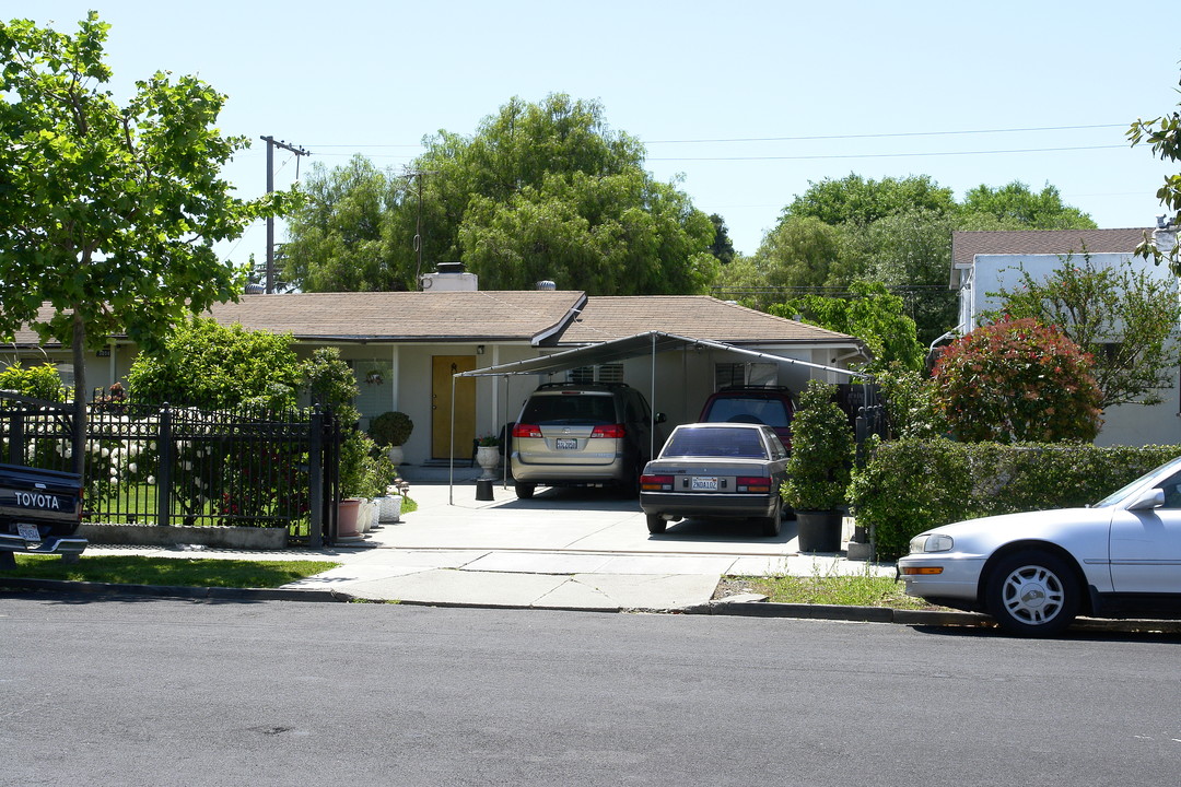 3056 Hoover St in Redwood City, CA - Building Photo