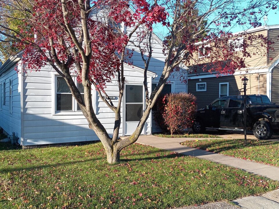 1210 W 32nd St in Erie, PA - Foto de edificio