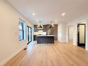 99 5th St, Unit U2 in Cambridge, MA - Building Photo - Building Photo