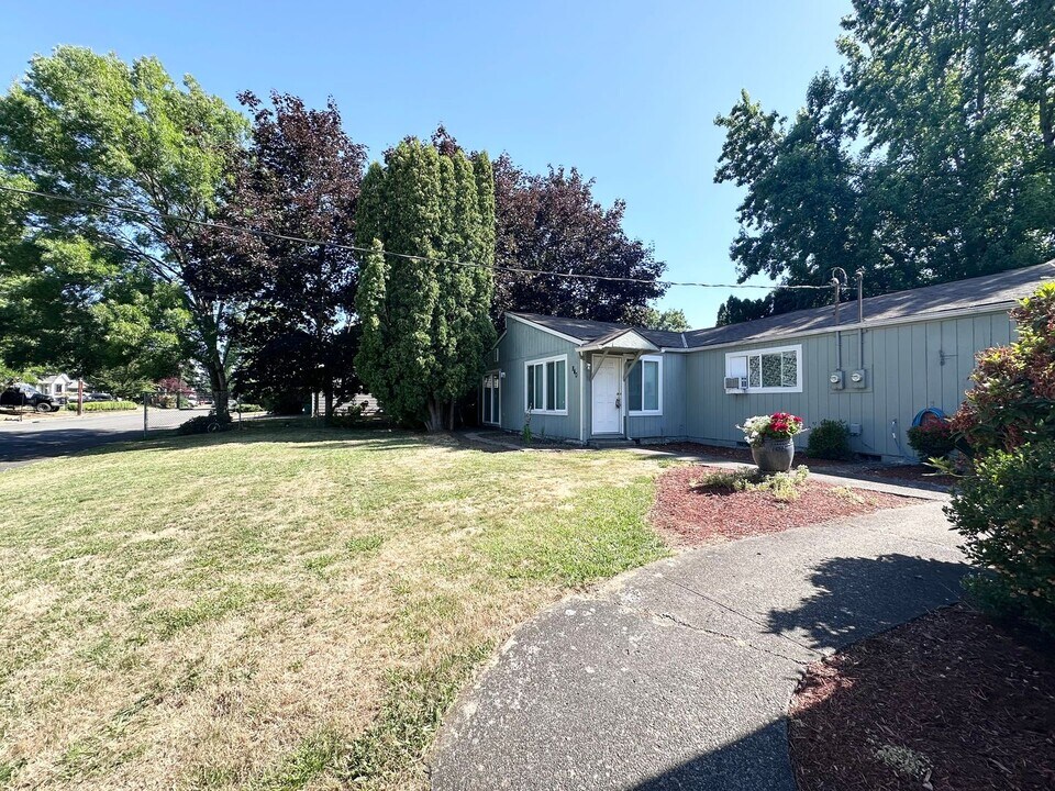 840-860-860 SE Francis Ave in Gresham, OR - Building Photo