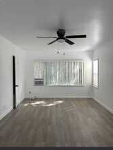 4128 W Toluca Lake Ave in Burbank, CA - Foto de edificio - Building Photo