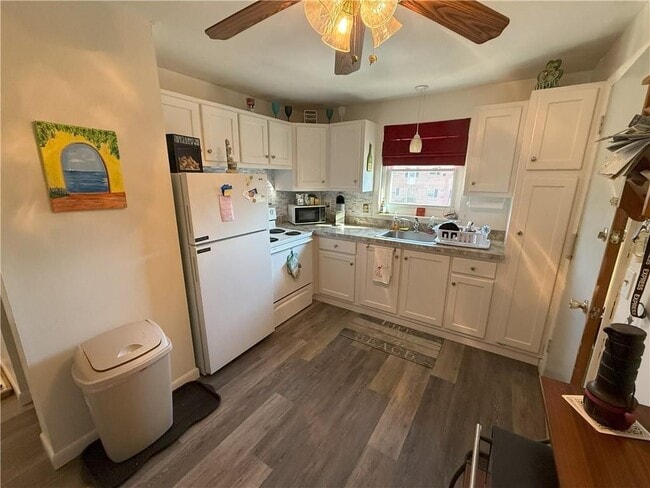 70 Carroll Ave in Newport, RI - Foto de edificio - Building Photo