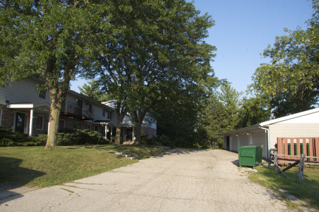 Mayflower Apartments in Middleton, WI - Foto de edificio - Building Photo