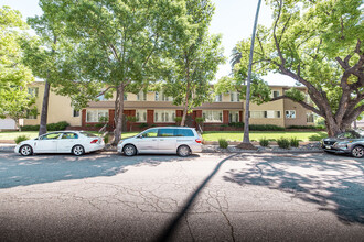 1900 Huntington Dr in South Pasadena, CA - Building Photo - Building Photo