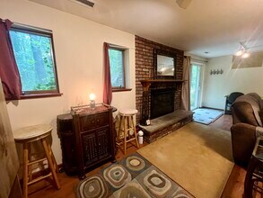 5 Highland Ln, Unit Ground Level Basement Apt in East Hampton, NY - Foto de edificio - Building Photo