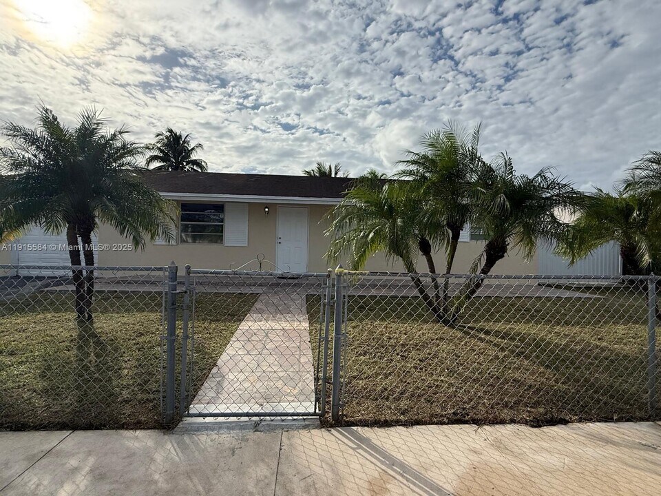 25912 SW 133rd Pl in Homestead, FL - Building Photo
