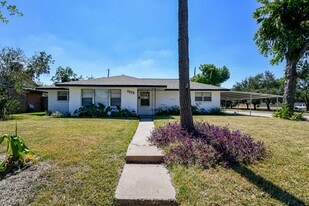 5429 De Lange Ln in Houston, TX - Building Photo