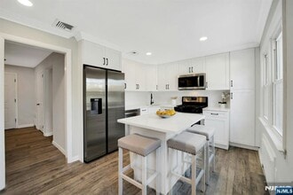 205 N Franklin Tpke in Ramsey, NJ - Foto de edificio - Building Photo