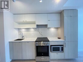 100 Queen St E in Toronto, ON - Building Photo