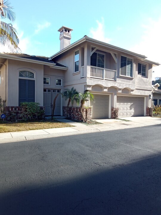 6061 Caddington Row in San Diego, CA - Building Photo
