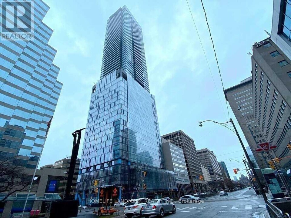 488-2488 University Ave in Toronto, ON - Building Photo