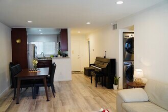 21500 Burbank Blvd, Unit 113 in Woodland Hills, CA - Foto de edificio - Building Photo