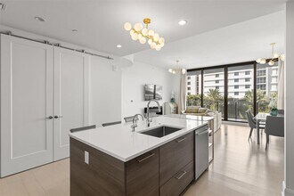 100 1st Ave N in St. Petersburg, FL - Building Photo - Building Photo