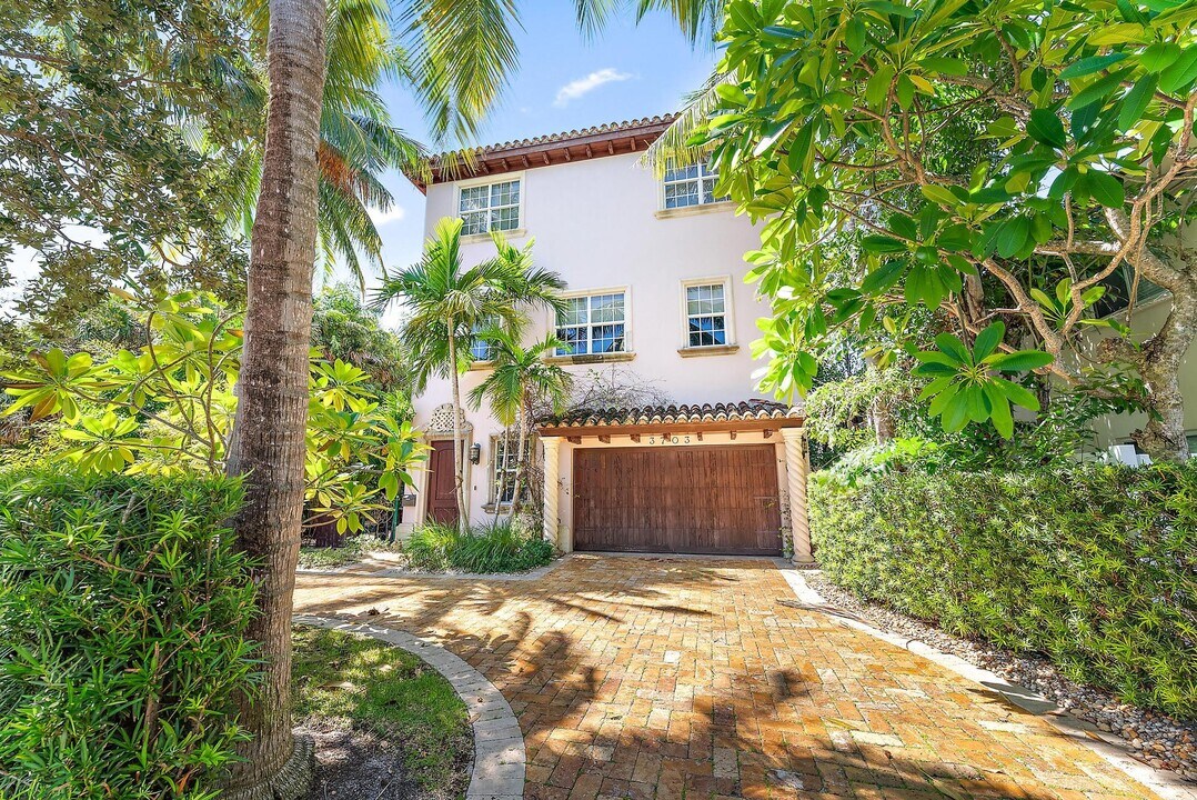 3703 Washington Rd in West Palm Beach, FL - Building Photo