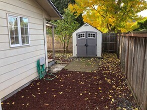 1587 B St in Springfield, OR - Building Photo - Building Photo