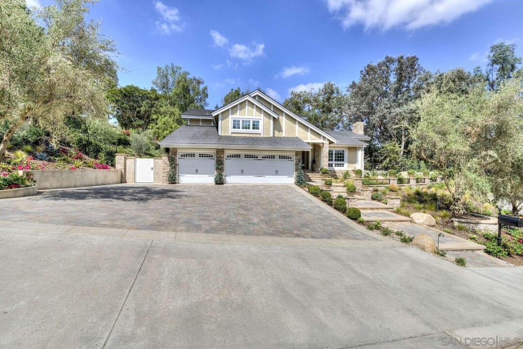 25871 Hitching Rail Rd in Laguna Hills, CA - Foto de edificio