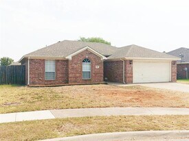 532 Brandy Ct in Saginaw, TX - Building Photo