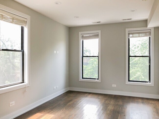 2311 N Southport Ave, Unit 3F in Chicago, IL - Foto de edificio - Building Photo