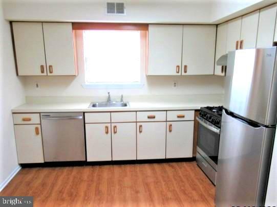 property at 19 Barclay Ct