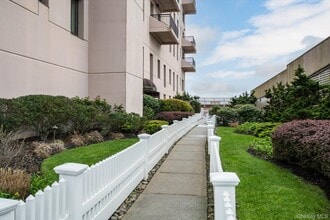 100 W Broadway in Long Beach, NY - Foto de edificio - Building Photo