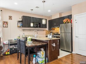 1209 Summit Ave-Unit -Unit 211 in Jersey City, NJ - Building Photo - Building Photo