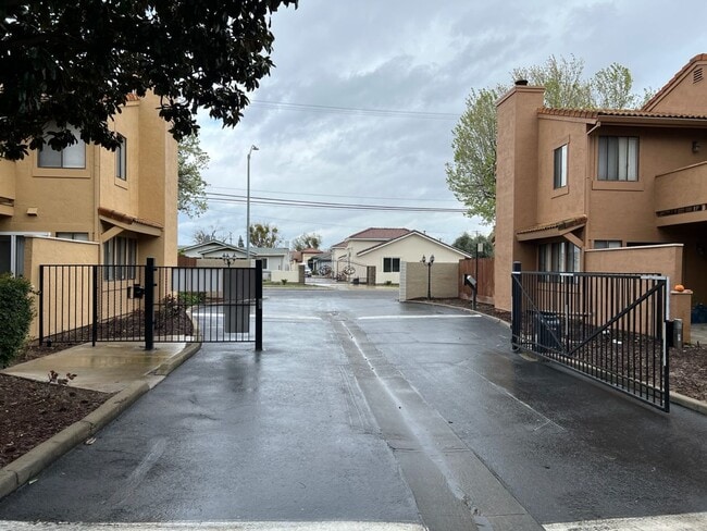 1236 W Roseburg Ave in Modesto, CA - Building Photo - Building Photo