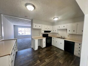 114 Ginger Creek Ct in Bloomington, IL - Building Photo - Building Photo