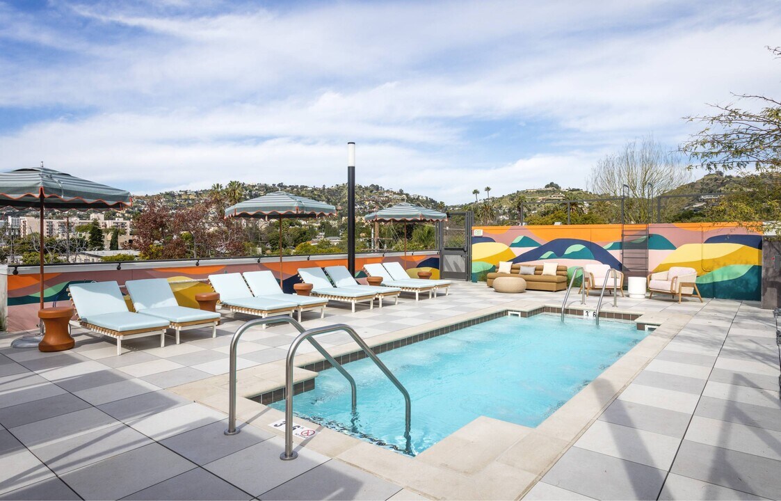The Charlie WeHo in West Hollywood, CA - Foto de edificio