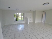 1090 SW 13th St in Boca Raton, FL - Foto de edificio - Building Photo