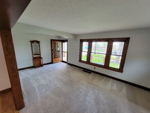3331 Grantwood Dr in Parma, OH - Building Photo - Building Photo