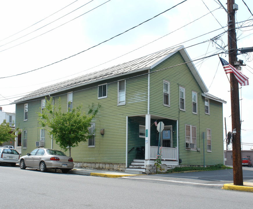 9 E Big Spring Ave in Newville, PA - Foto de edificio