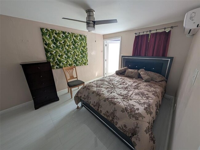 2453 NW 73rd Ave in Sunrise, FL - Building Photo - Building Photo