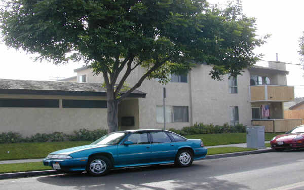 16182 Parkside Ln in Huntington Beach, CA - Foto de edificio - Building Photo