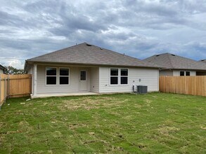 925 Armadillo Dr in Seguin, TX - Building Photo - Building Photo