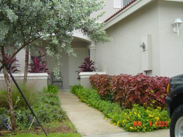 7052 Hawks Nest Terrace in Riviera Beach, FL - Building Photo