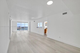 335 S Biscayne Blvd in Miami, FL - Building Photo - Building Photo