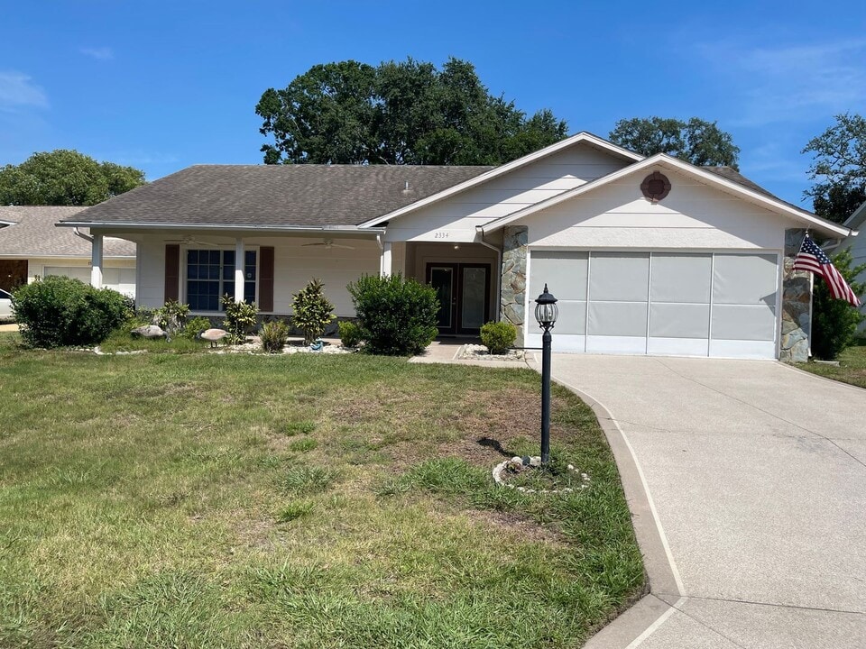 2334 Palm Springs Ct in Spring Hill, FL - Building Photo