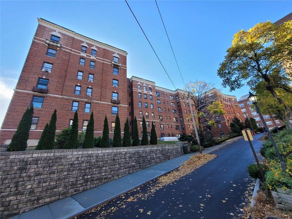 1 Broad Pkwy in White Plains, NY - Building Photo