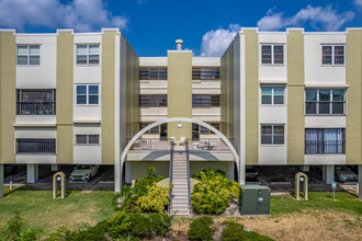 Racquet Club Northeast Condominiums in St. Petersburg, FL - Building Photo - Building Photo