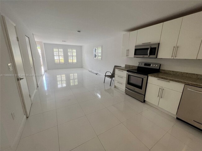 454 NE 194th Terrace in Miami, FL - Building Photo - Building Photo