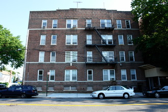 3345 Murray St in Flushing, NY - Building Photo - Building Photo