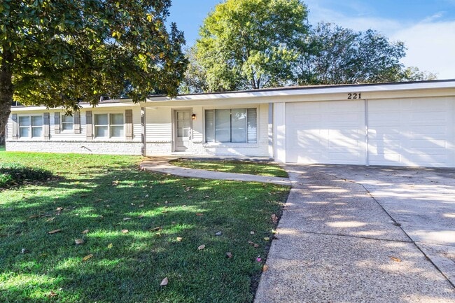 221 Woodvale Ave in Lafayette, LA - Building Photo - Building Photo