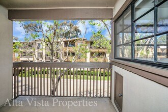 8840 Villa La Jolla Dr in San Diego, CA - Building Photo - Building Photo
