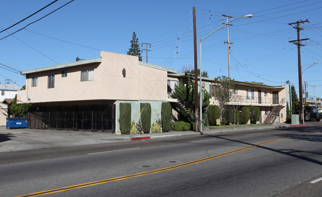 6101 Miles Ave in Huntington Park, CA - Foto de edificio - Building Photo