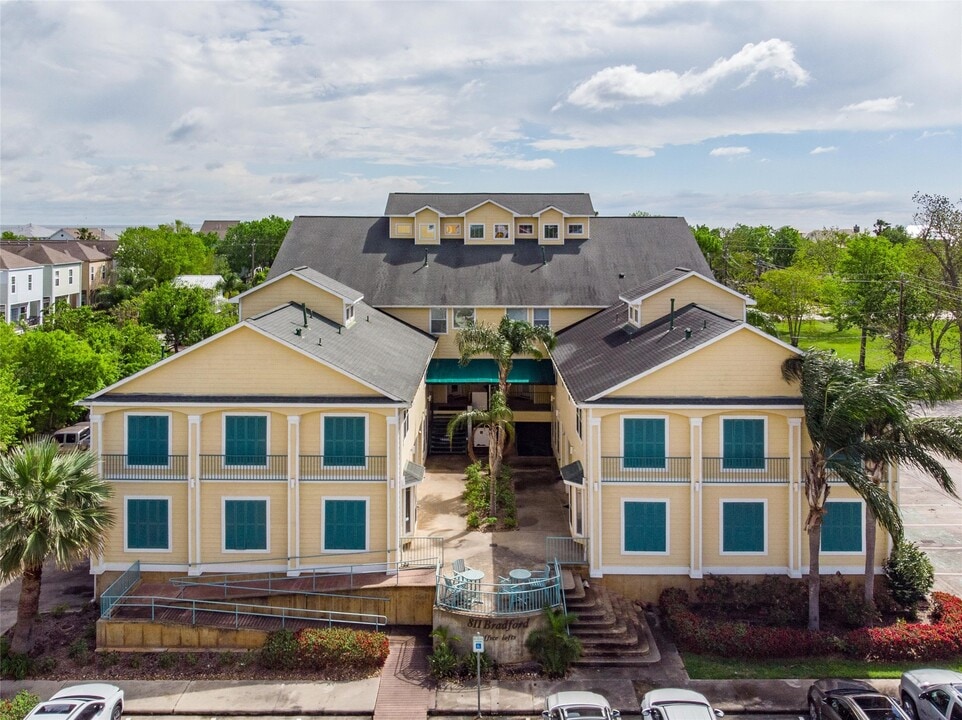 811 Bradford Ave in Kemah, TX - Building Photo