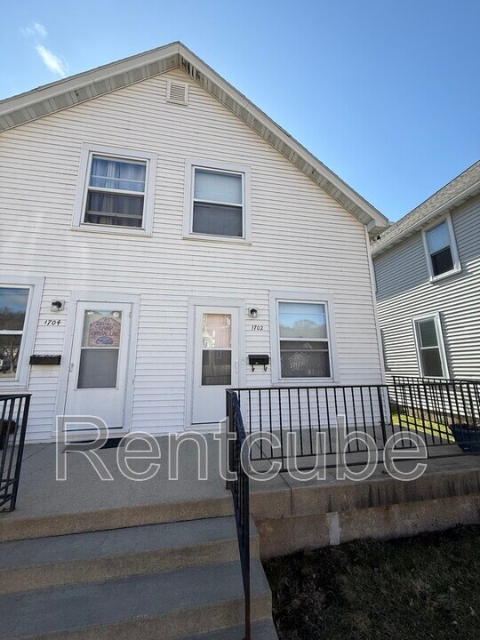 1702 Rhomberg Ave in Dubuque, IA - Building Photo