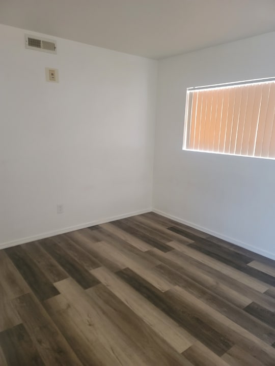3550 Bay Sands Dr in Laughlin, NV - Foto de edificio